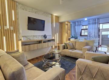 Casa · 140m² · 4 Dormitorios · 1 Estacionamiento · Amplia y Distinguida Casa en Venta
