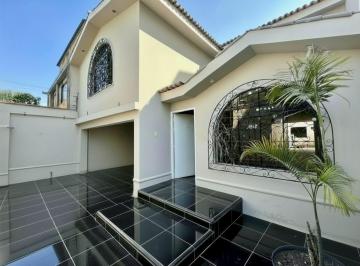Casa · 470m² · 4 Dormitorios · 3 Estacionamientos · Casa en Santiago de Surco