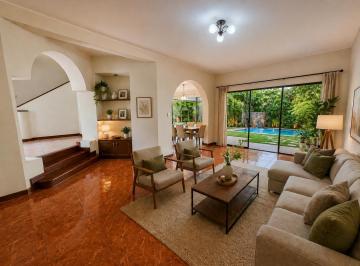 Casa · 379m² · 2 Estacionamientos · Con Parque Privado Para Tu Familia
