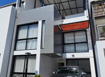 Casa · 264m² · 4 Dormitorios · 1 Estacionamiento · Alquiler de Casa de 4 Hab. Todas con Baño Incorp.