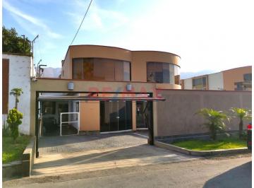 Casa · 337m² · 5 Dormitorios · 2 Estacionamientos · Venta de Exclusiva Casa en Sol de La Molina con Piscina, 4 Suites y Finos Acabados – 380 m²