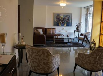 Casa · 420m² · 7 Dormitorios · 4 Estacionamientos · Amplia Casa en San Luis