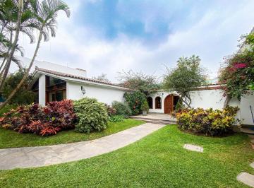 Casa · 430m² · 3 Dormitorios · 6 Estacionamientos · Se Vende Hermosa Casa con Piscina en Los Batallones Surco