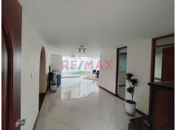 Casa · 180m² · 3 Dormitorios · 1 Estacionamiento · Flat Tipo Casa en Primer Piso con Amplio Jardín – San Borja (Zona La Rambla)
