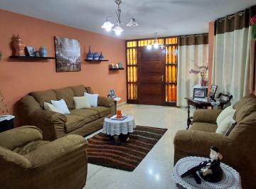 Casa · 350m² · 9 Dormitorios · 2 Estacionamientos · Casa en San Juan de Lurigancho