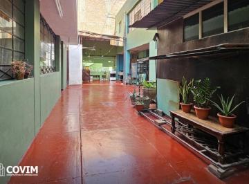 Casa · 512m² · 13 Dormitorios · Casa con Locales Comerciales en Venta en Av Daniel Alcides Carrión