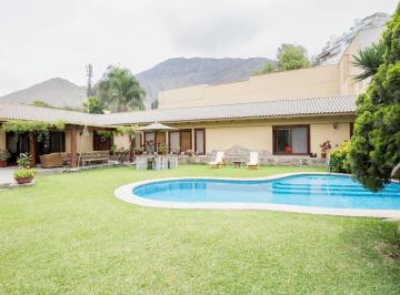Casa · 1376m² · 4 Dormitorios · 4 Estacionamientos · Casa en Venta en Av Tomasal - Condominio Británico - Surco