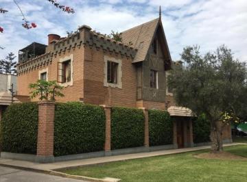 Casa · 426m² · 4 Dormitorios · 3 Estacionamientos · Vendo Linda Casa en Av Los Incas N 2xx, Urb. El Olivar, San Isidro.