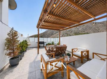 Departamento · 213m² · 3 Dormitorios · 1 Estacionamiento · Triplex Tipo Casa con Terraza en Lomas de La Molina