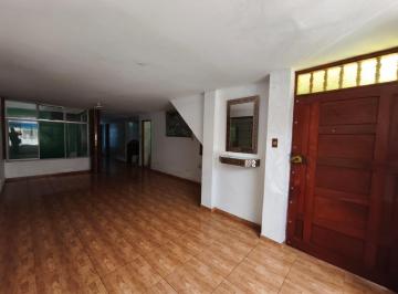 Casa · 220m² · 7 Dormitorios · 1 Estacionamiento · Se Vende Casa Mas Sotano a La Entra de La Urb El Bosque