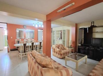 Casa · 67m² · 5 Dormitorios · 1 Estacionamiento · Casa en Venta de Tres Pisos en Villa Maria del Triunfo