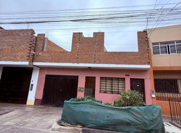 Casa · 300m² · 7 Dormitorios · 1 Estacionamiento · Casa en San Martin de Porres