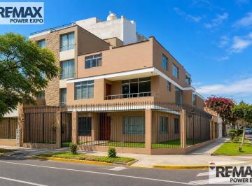 Casa · 265m² · 8 Dormitorios · 2 Estacionamientos · Venta, Oportunidad, de Casa en Esquina, Centro Comercial Monterrico, Santiago de Surco