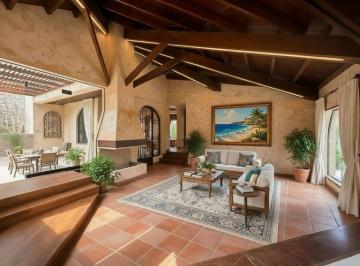 Casa · 600ha · 4 Dormitorios · 6 Estacionamientos · Se Vende Hermosa Casa en La Molina con Cerro