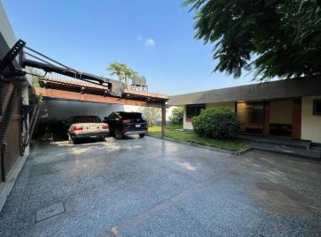 Casa · 390ha · 4 Dormitorios · 6 Estacionamientos · Venta de Casa en Sol de La Molina, 1120 m², 04 Habitac. Piscina, Amplio Jardin.