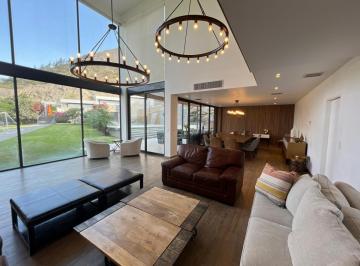 Casa · 855ha · 8 Dormitorios · 6 Estacionamientos · Venta de Casa en Cieneguilla con Piscina en Condominio La Quebrada