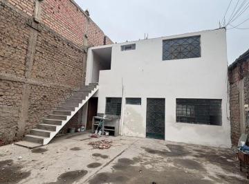 Casa · 80ha · 3 Dormitorios · 1 Estacionamiento · Venta de Casa en Comas a Valor Terreno - Inversion