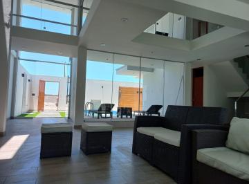 Casa de playa de 4 habitaciones, Camaná · Casa de Playa Moderna con Piscina en Camaná