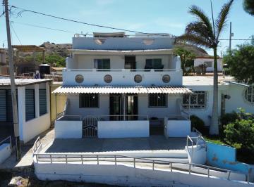 Casa · 342m² · 7 Dormitorios · 2 Estacionamientos · Se Vende Casa de Playa en El Balneario de Yacila Paita Parte Alta Sector Las Gaviotas