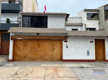 fachada · Casa Exclusiva en Barranco Límite Miraflores y Surco. Ubicación Estratégica y Espaciosa
