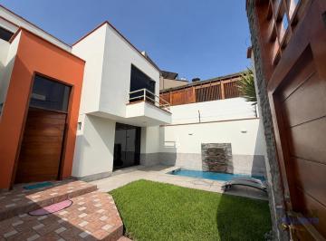 Casa · 311m² · 3 Dormitorios · 3 Estacionamientos · Venta de Casa con Piscina Frente a Parque en La Molina