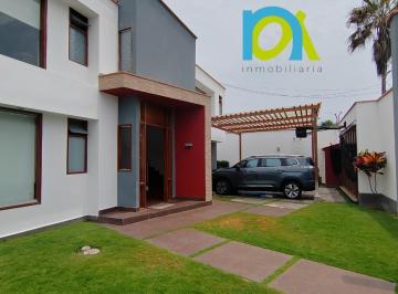 Casa · 389m² · 6 Dormitorios · 2 Estacionamientos · Alquiler de Casa C/piscina Estilo Contemporaneo en La Encantada de Villa//chorrillos