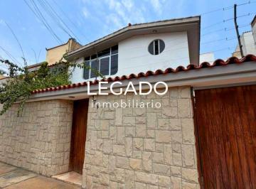 Casa · 301m² · 6 Dormitorios · 3 Estacionamientos · Venta de Amplia Casa en San Borja