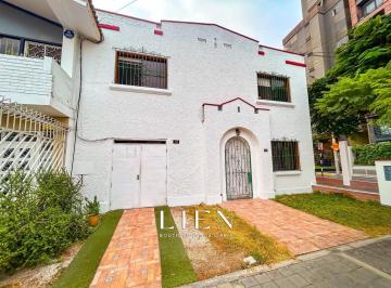 Casa · 215m² · 3 Dormitorios · 2 Estacionamientos · Local en Alquiler en San Isidro
