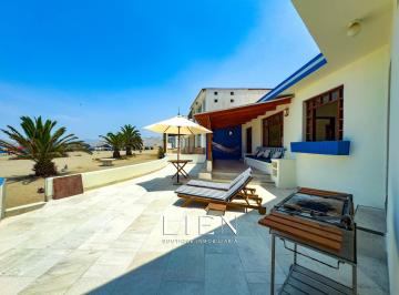 Casa de playa · 410m² · 5 Dormitorios · 4 Estacionamientos · Independiente Papeles en Regla - 1ra Fila 410 m²