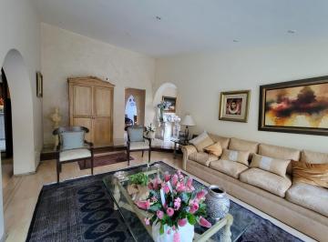 Casa · 315m² · 4 Dormitorios · 3 Estacionamientos · Casa en Surco Zona Casuarinas - 315 m² Área de Terreno.