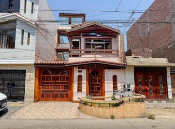 Casa · 253m² · 5 Dormitorios · 2 Estacionamientos · Venta de Casa en Los Olivos - Covida