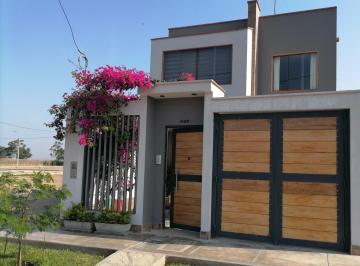 Casa · 112m² · 4 Dormitorios · 1 Estacionamiento · Se Alquila Casa Moderna 2 Plantas Frente a Parque 4 Habitaciones en La Planicie San Benito Cañete
