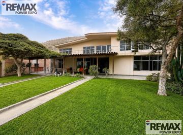 Casa · 360m² · 4 Dormitorios · 5 Estacionamientos · Casa con Piscina y Gran Potencial en Terreno en 1,150 m²