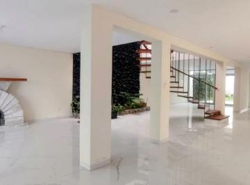 Casa de 4 habitaciones, Arequipa · Amplia Casa en Alquiler en Av Cerca Al Club Internacional