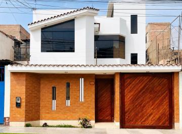 Casa de 4 habitaciones, Lima · Moderna Casa Familiar con Acabados de Caoba
