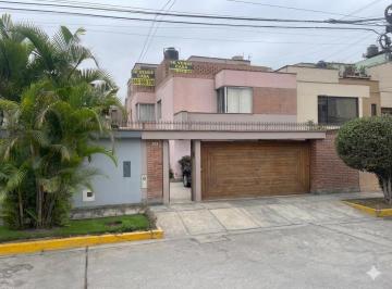 Casa de 3 habitaciones, Lima · Casa 240 m² en Zona Cerrada Frente a Parque a La Espalda de Colegio Santa Maria. Surco