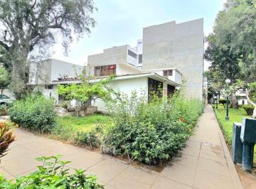 Casa · 466m² · 5 Dormitorios · 4 Estacionamientos · Casa Como Terreno At 405 m² en Aurora – Miraflores | Frente a Parque | 3 Frentes