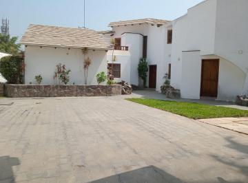 Casa · 400m² · 6 Dormitorios · 4 Estacionamientos · Hermosa Casa Rodeada de Jardines con Piscina, Tiene Doble Ingreso: Av El Sol y por La Av La Molina.