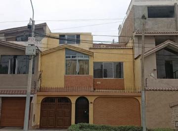 Casa en Venta de 6 habitaciones San Miguel · Frente a Parque! Excelente Distribución