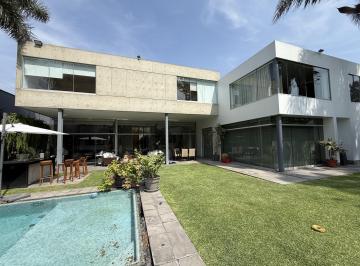 Casa · 550m² · 5 Dormitorios · 4 Estacionamientos · Moderna Casa en Venta en La Mejor Zona de La Planicie
