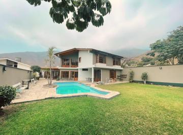 Casa · 358m² · 5 Dormitorios · 4 Estacionamientos · Acogedora Casa con Piscina en Venta en Rinconada La Molina