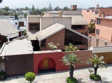 Casa · 550m² · 5 Dormitorios · 8 Estacionamientos · Venta de Casa en La Molina Vieja
