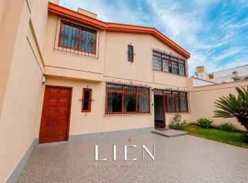 Casa · 300m² · 4 Dormitorios · 2 Estacionamientos · Alquiler de Casa Amplia en Zona Residencial de Surco
