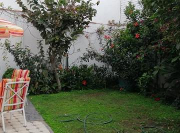 Casa · 324m² · 4 Dormitorios · 3 Estacionamientos · Vendo Ocasión Casa en San Isidro Para Vivienda o Proyecto Inmobiliario