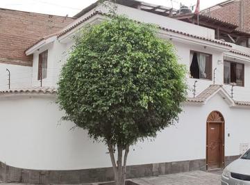 Casa de 6 habitaciones, Lima · Casa en Esquina 3 Pisos | Cuarto Independiente con Baño | Sjm | Crédito Hipotecario