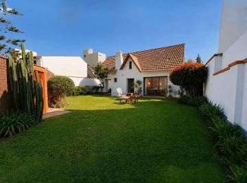 Casa · 610m² · 4 Dormitorios · 5 Estacionamientos · Venta Casa en San Isidro Dentro de Condominio