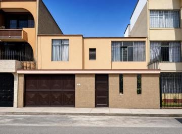 Casa · 100m² · 4 Dormitorios · 1 Estacionamiento · Casa Salamanca de Monterrico