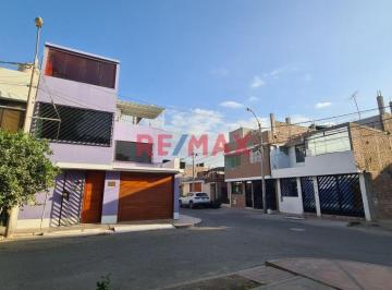 Casa de 5 habitaciones, Ica · Casa en Esquina Frente a Parque – Urb. Las Casuarinas V Etapa