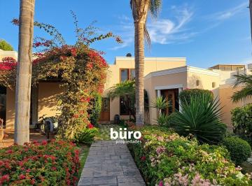 Casa de 3 habitaciones, Lima · Linda Casa con Espectacular Jardin en Venta en La Encantada de Villa