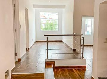 Casa · 460m² · 12 Dormitorios · 1 Estacionamiento · Casa en Venta en La Mejor Zona de Miraflores Totalmente Remodelada, 12 Dorm. c/u con Baño